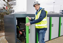Thomas Eibensteiner von der Fraport AG parkt sein Pedelec in einer der Fahrradboxen