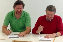 Stefan Janke (Landesvorsitzender) und Bernd Dippel (stellvertretender Landesvorsitzender) bei der Unterzeichnung der Beitrittserklrung und der Charta der AGNH